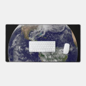 Voller Erde mit einem mächtigen Wintersturm. Schreibtischunterlage (Tastatur & Maus)