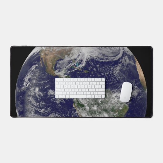 Voller Erde mit einem mächtigen Wintersturm. Schreibtischunterlage (Tastatur & Maus)