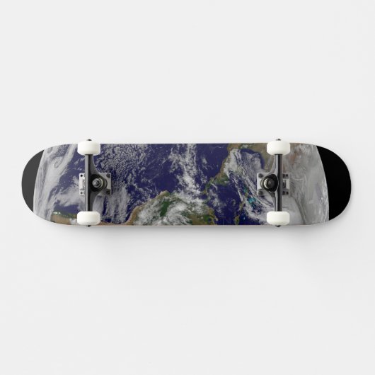 Voller Erde mit einem mächtigen Wintersturm. Skateboard (Horizontal)