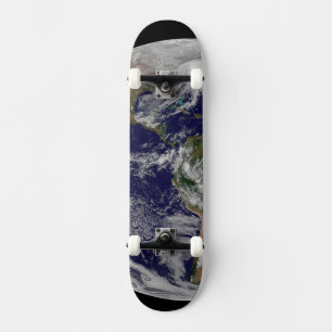 Voller Erde mit einem mächtigen Wintersturm. Skateboard