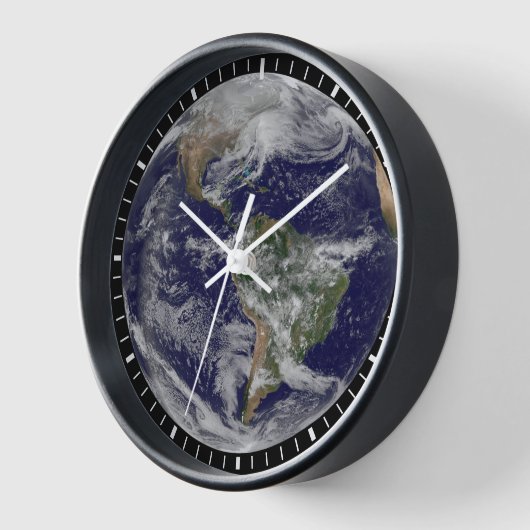 Voller Erde mit einem mächtigen Wintersturm. Uhr (Winkel)