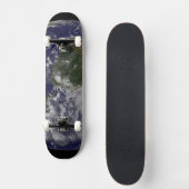 Voller Erde mit Hurrikan Irene an der Ostküste. Skateboard (Vorderseite)