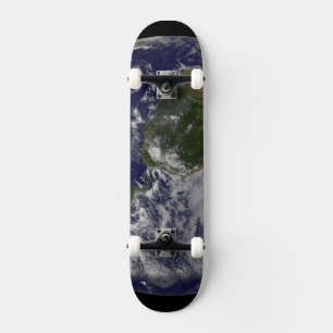 Voller Erde mit Hurrikan Irene an der Ostküste. Skateboard