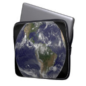 Voller Erde mit Hurrikan Irene über den Bahamas. Laptopschutzhülle (Vorderseite Links)