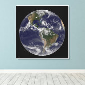 Voller Erde mit Hurrikan Irene über den Bahamas. Leinwanddruck (Insitu (Holzboden))