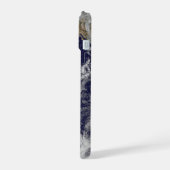 Voller Erde mit verschiedenen tropischen Stürmen. iPhone 15 Hülle (Linke Seite)