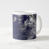 Voller Erde mit verschiedenen tropischen Stürmen. Jumbo-Tasse (Vorderseite Rechts)