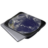 Voller Erde mit verschiedenen tropischen Stürmen. Laptopschutzhülle (Vorne Knopf)