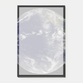 Voller Erde mit verschiedenen tropischen Stürmen. Post-it Klebezettel (Vorderseite)