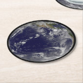 Voller Erde mit verschiedenen tropischen Stürmen. Runder Pappuntersetzer (Angewinkelt)