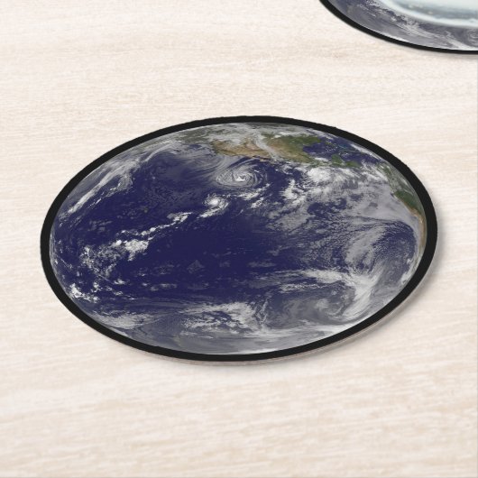 Voller Erde mit verschiedenen tropischen Stürmen. Runder Pappuntersetzer (Angewinkelt)