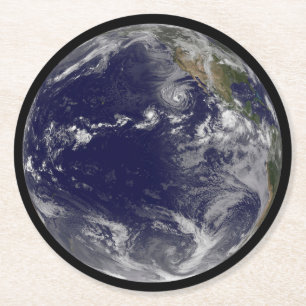 Voller Erde mit verschiedenen tropischen Stürmen. Runder Pappuntersetzer