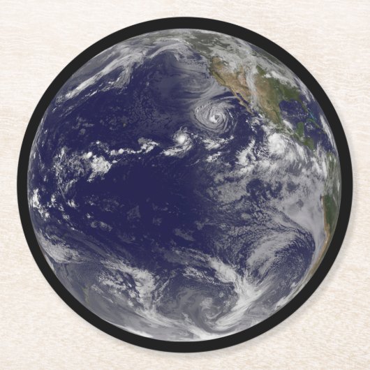 Voller Erde mit verschiedenen tropischen Stürmen. Runder Pappuntersetzer (Vorderseite)