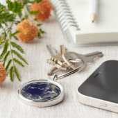 Voller Erde mit verschiedenen tropischen Stürmen. Schlüsselanhänger (Seite)