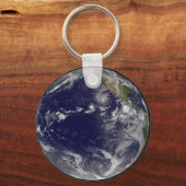 Voller Erde mit verschiedenen tropischen Stürmen. Schlüsselanhänger (Rückseite)