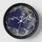 Voller Erde mit verschiedenen tropischen Stürmen. Uhr (Vorderseite)