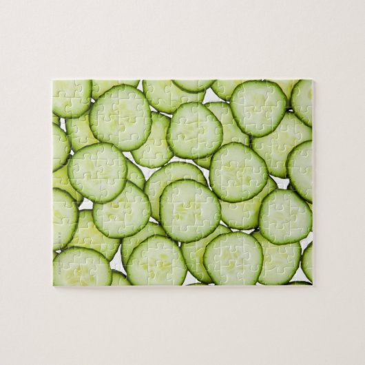 Voller Rahmen aus geschnittenem Gurken, weiß Puzzle (Horizontal)