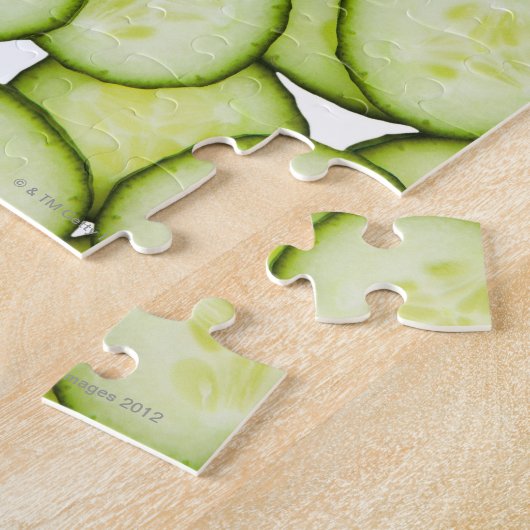 Voller Rahmen aus geschnittenem Gurken, weiß Puzzle (Seite)