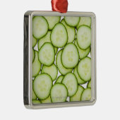 Voller Rahmen der geschnittenen Gurke, auf Weiß Silbernes Ornament (Rechts)