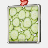 Voller Rahmen der geschnittenen Gurke, auf Weiß Silbernes Ornament (Links)