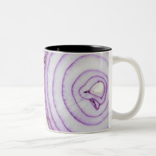 Voller Rahmen der geschnittenen roten Zwiebel, auf Zweifarbige Tasse