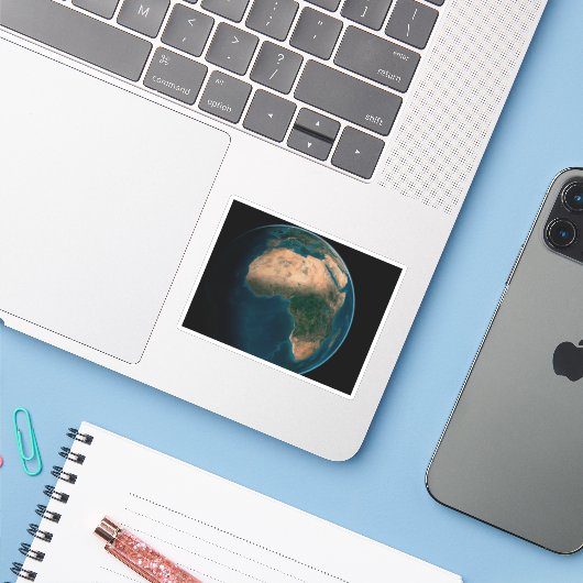 Vollerde aus dem Weltraum über dem afrikanischen K Aufkleber (Laptop mit iPhone)