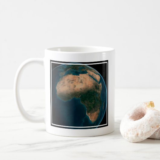 Vollerde aus dem Weltraum über dem afrikanischen K Kaffeetasse (Mit Donut)
