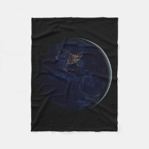 Vollerde bei Nacht mit Stadtlampen in Amerika Fleecedecke