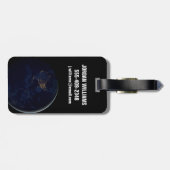 Vollerde bei Nacht mit Stadtlampen in Amerika Gepäckanhänger (Rückseite horizontal)