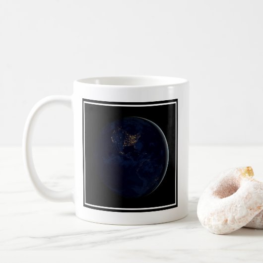 Vollerde bei Nacht mit Stadtlampen in Amerika Kaffeetasse (Mit Donut)