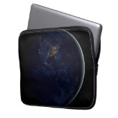 Vollerde bei Nacht mit Stadtlampen in Amerika Laptopschutzhülle (Vorderseite Links)