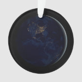 Vollerde bei Nacht mit Stadtlampen in Amerika Ornament (Vorderseite)