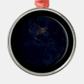 Vollerde bei Nacht mit Stadtlampen in Amerika Ornament Aus Metall (Vorne)