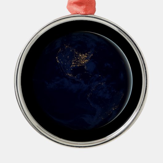 Vollerde bei Nacht mit Stadtlampen in Amerika Ornament Aus Metall (Vorne)