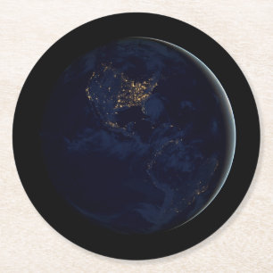 Vollerde bei Nacht mit Stadtlampen in Amerika Runder Pappuntersetzer