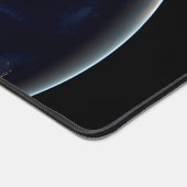 Vollerde bei Nacht mit Stadtlampen in Amerika Schreibtischunterlage (Ecke)