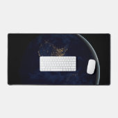 Vollerde bei Nacht mit Stadtlampen in Amerika Schreibtischunterlage (Tastatur & Maus)
