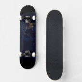 Vollerde bei Nacht mit Stadtlampen in Amerika Skateboard (Vorderseite)