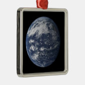 Vollerde zentriert über den Pazifik Silbernes Ornament (Rechts)
