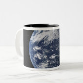 Vollerde zentriert über den Pazifik Zweifarbige Tasse (Vorderseite Links)