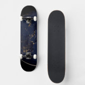 Volles Erdreich mit Stadtlampen Skateboard (Vorderseite)