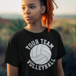 Volleyball Custom Team, Player und Jersey Nummer T-Shirt<br><div class="desc">Damen Volleyball Custom Team, Player und Jersey Number T - Shirt: Erstellen Sie Ihren eigenen personalisierten Volleyball T - Shirt, indem Sie Ihren Teamnamen auf der Vorderseite eingeben und Spielername und Spielernummer auf der Rückseite eingeben. Die Farbe des Shirts, das derzeit auf Rosa Set ist, kann auch entsprechend der Teamfarben...</div>