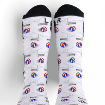 Volleyball fliegt über das Netz