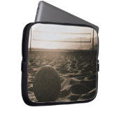 Volleyball im Sand Laptopschutzhülle (Vorne Rechts)