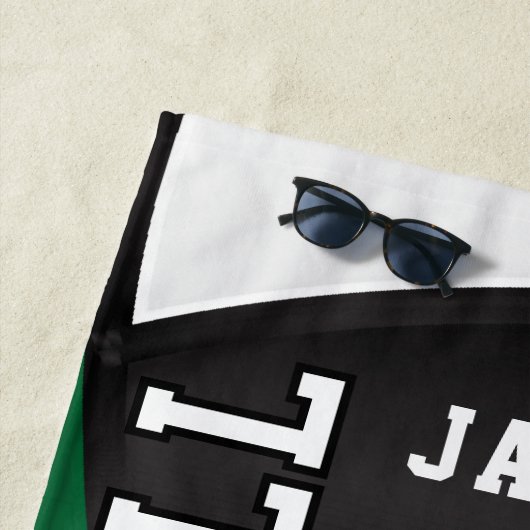 Volleyball in Dunkelgrün, Schwarz und Weiß Strandtuch (Beispiel)