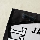 Volleyball in Maroon Rot, Schwarz und Weiß Strandtuch (Beispiel)