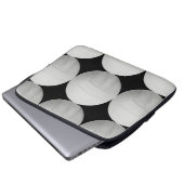 Volleyball-Muster auf Schwarzem oder irgendeiner Laptopschutzhülle (Vorne Knopf)