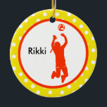 Volleyball-Setter-Ornament personalisieren Keramikornament<br><div class="desc">Zeigen Sie Ihre Volleyballleidenschaft jederzeit mit unserem Setter-Ornament. Der gelbe Polka-Dot-Hintergrund mit roter Volleyballsetter-Grafik,  personalisiert mit dem Namen auf der Vorderseite und der benutzerdefinierten Nachricht auf der Rückseite. Ideal für Weihnachten oder zu jeder Jahreszeit!</div>