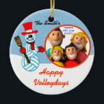 Volleyball Snowman Family Foto Ornament<br><div class="desc">Wie viele Familien kennst du das Leben und Atmen Volleyball? Wir wissen viel... und dieses Ornament ist für sie! Auf der Zierfront befindet sich ein Volleyball-Schneemann und Rahmen für IHR Foto, passen Familienname und Stimmung an und fügen persönliche Nachricht auf der Rückseite hinzu. Personalisierte Geschenke sind immer herzlich und dieses...</div>