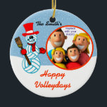 Volleyball Snowman Family Foto Ornament<br><div class="desc">Wie viele Familien kennst du das Leben und Atmen Volleyball? Wir wissen viel... und dieses Ornament ist für sie! Auf der Zierfront befindet sich ein Volleyball-Schneemann und Rahmen für IHR Foto, passen Familienname und Stimmung an und fügen persönliche Nachricht auf der Rückseite hinzu. Personalisierte Geschenke sind immer herzlich und dieses...</div>